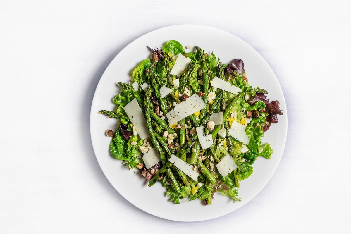 ensalada de espárragos y lechuga