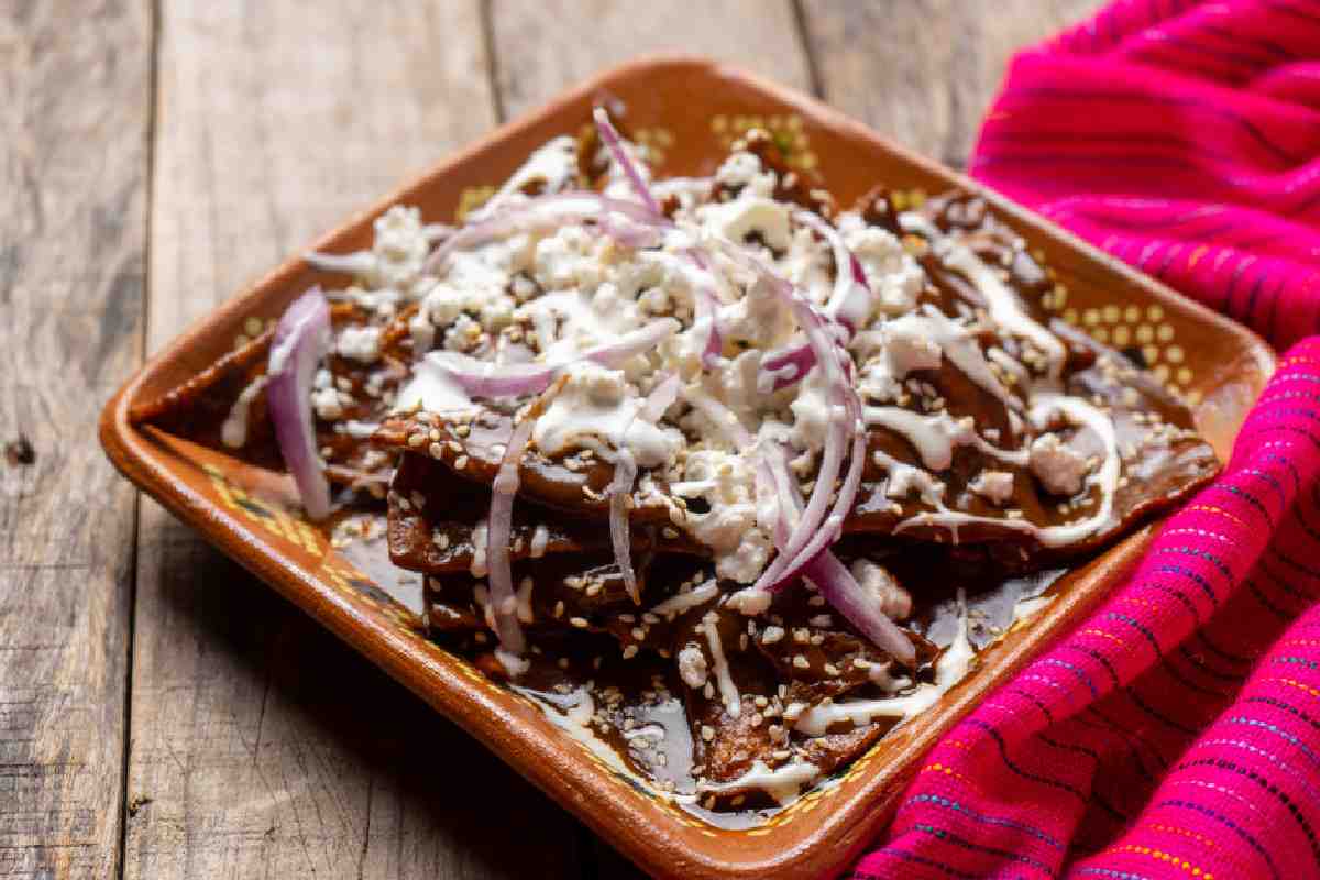 Si te sobraron romeritos de la cena navideña prepara estos chilaquiles con mole.