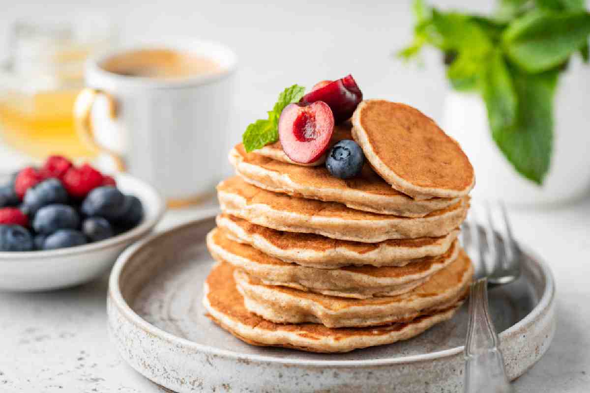 Con la fruta de tu ponche prepara una deliciosa miel y agrégala a tus hotcakes.
