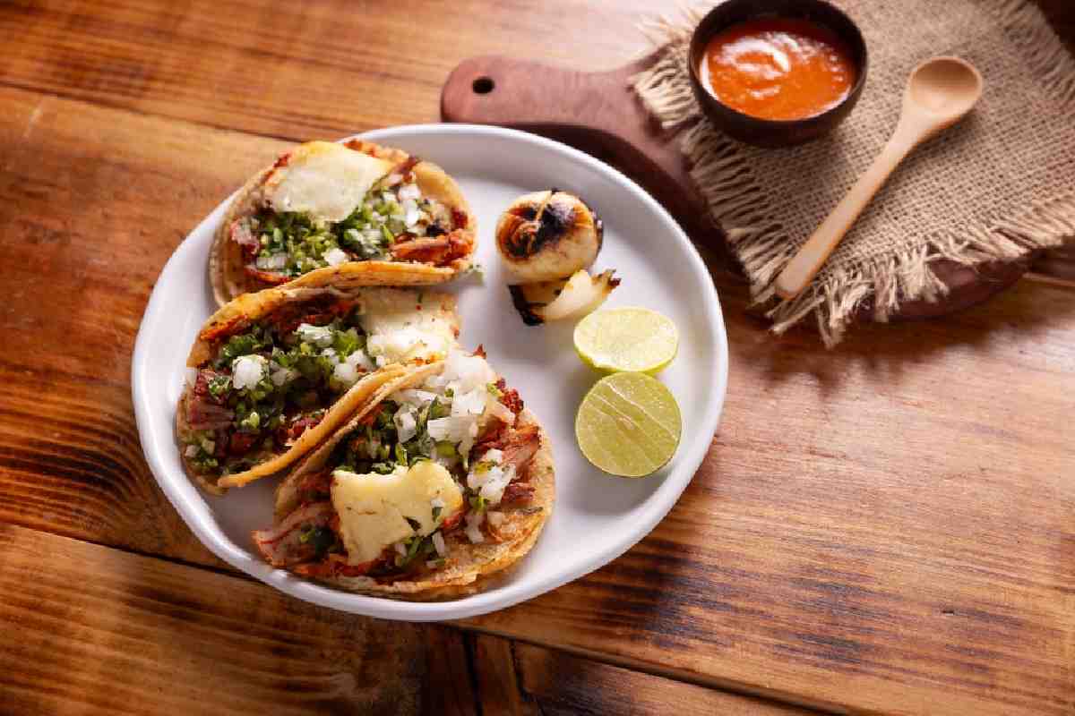 Si te sobró pierna de tu cena, desmenuzala y prepara unos buenos taquitos con cilantro y cebolla.