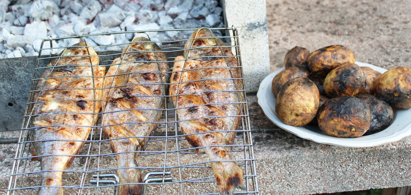 papas rostizadas al grill verduras asador
