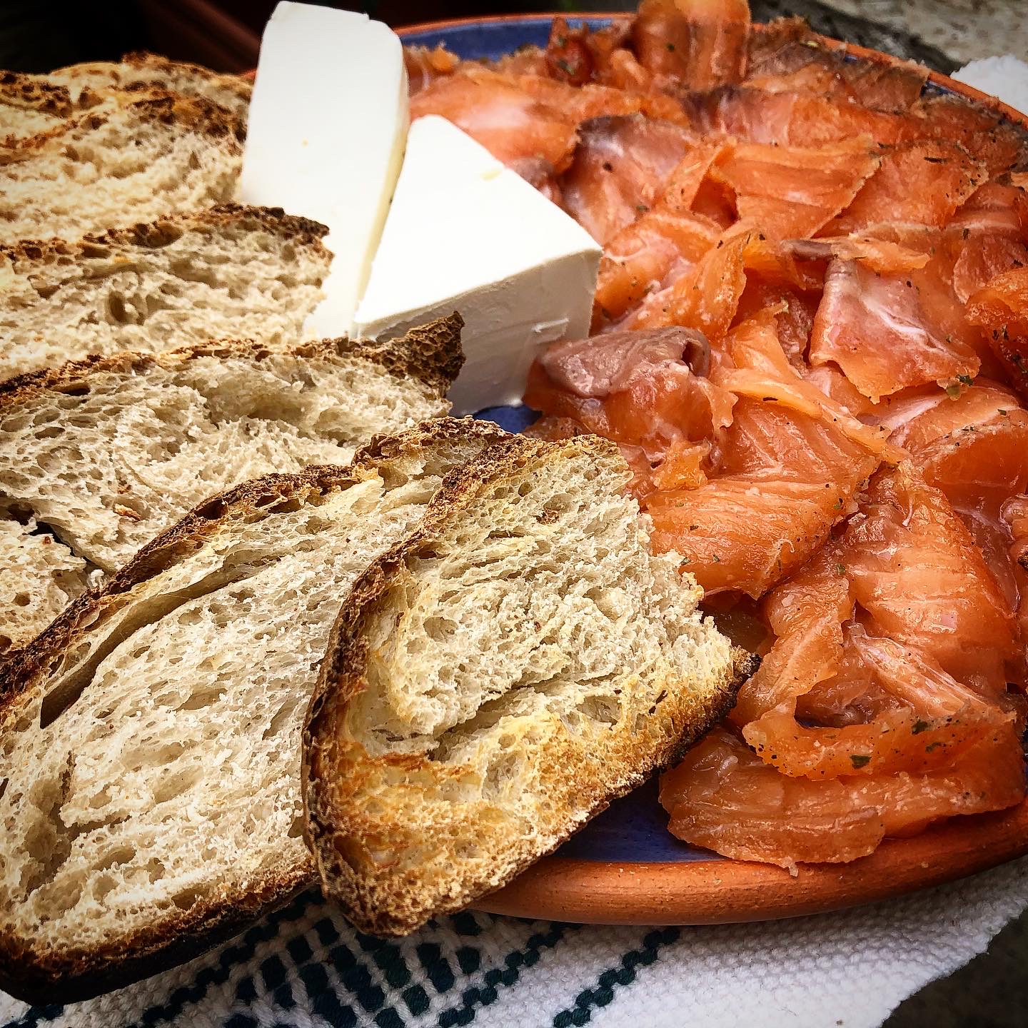 cocinar salmón gravlax