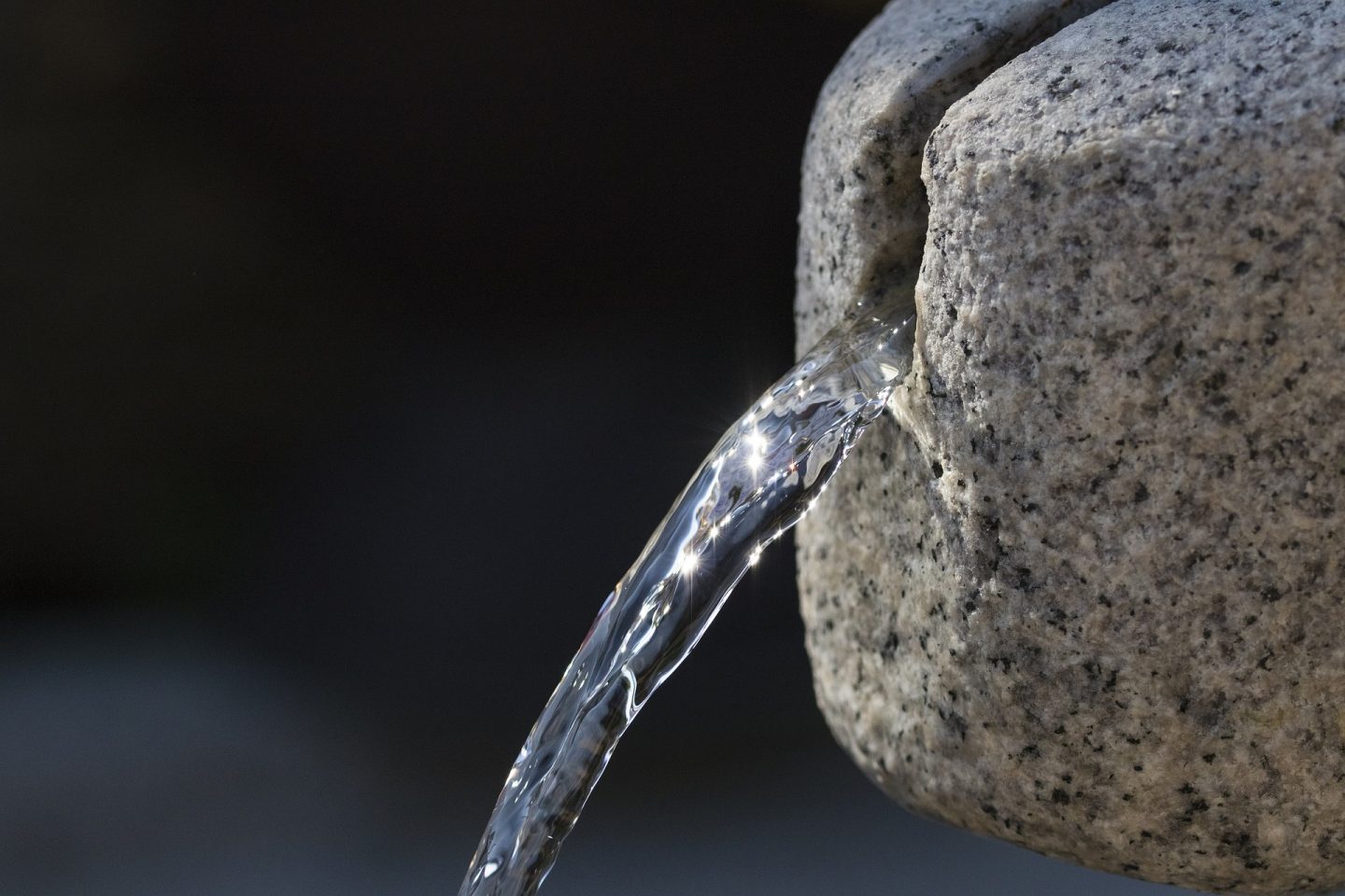catar agua
