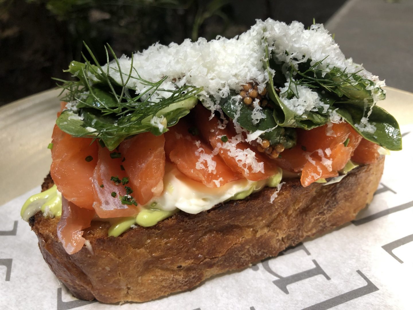 tostada de trucha y aguacate