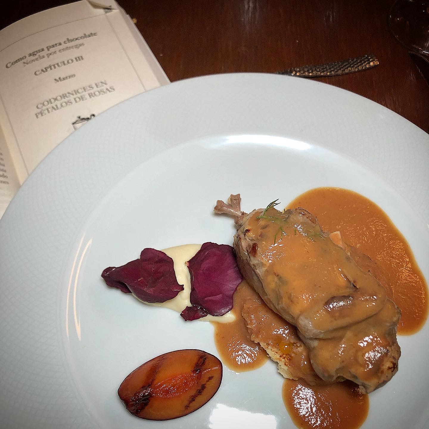 codornices en pétalos de rosas como agua para chocolate 