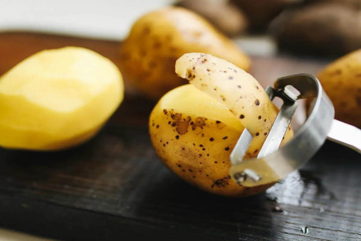 Cómo quitar lo salado a la comida, papa | Foto: Polina Tankilevitch / Canva