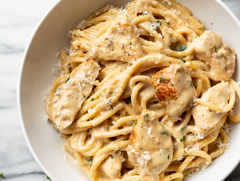 Espagueti cremoso con pasta y pollo