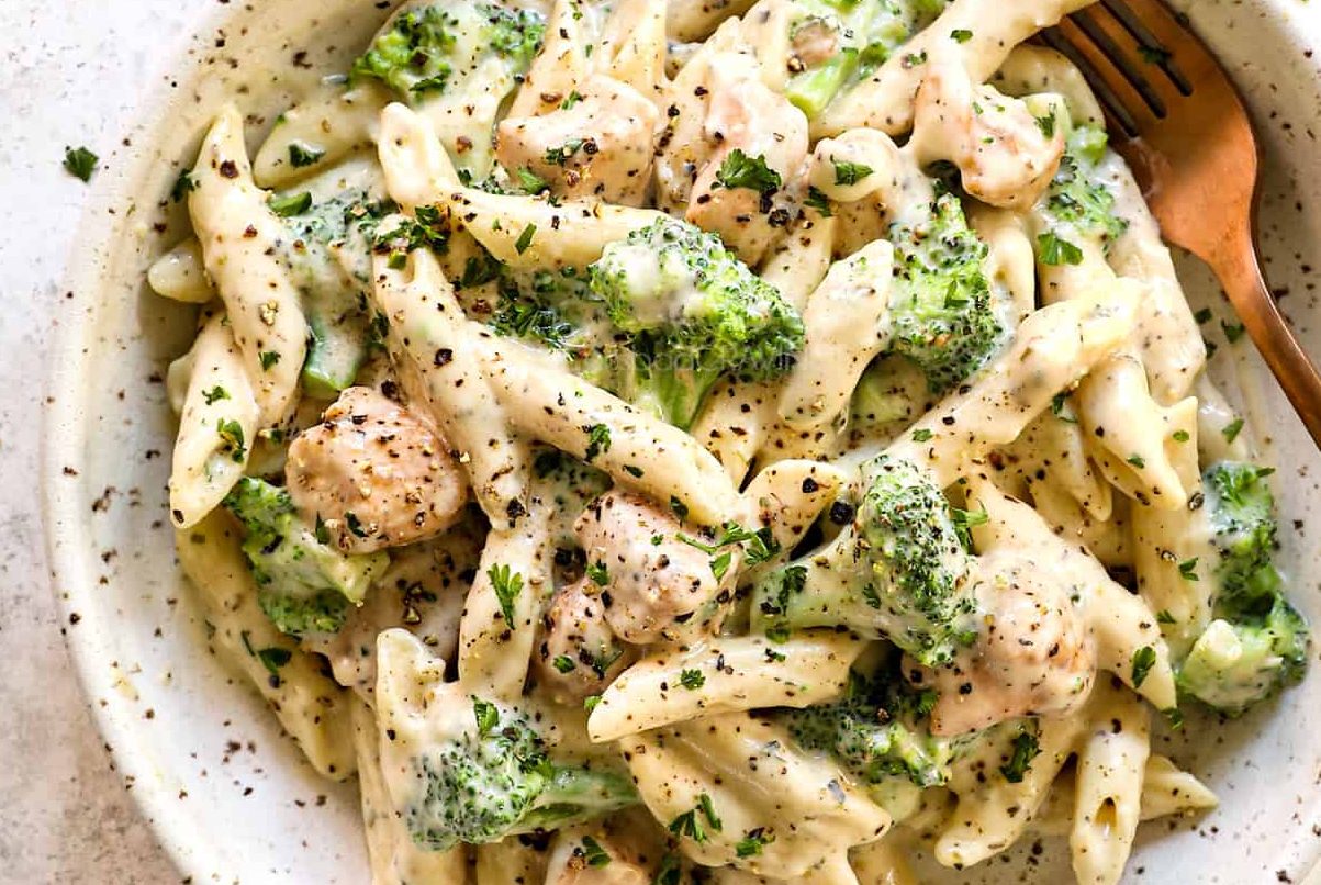 Recetas de pasta con pollo / Fusilli Alfredo con fajitas de pollo y brócoli