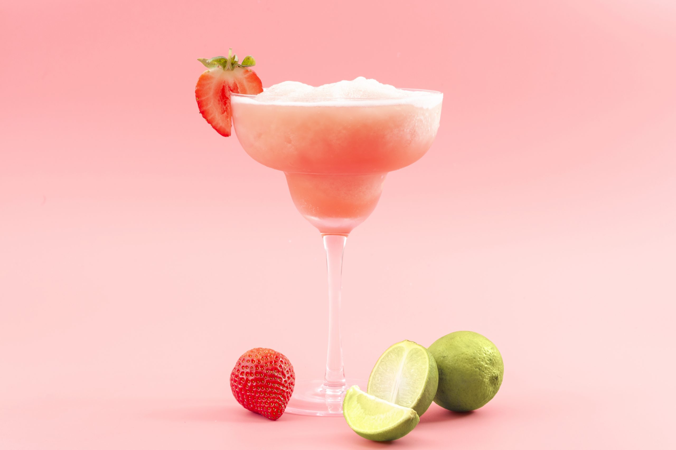 Prepara una margarita de fresa con estos cocteles para la primavera