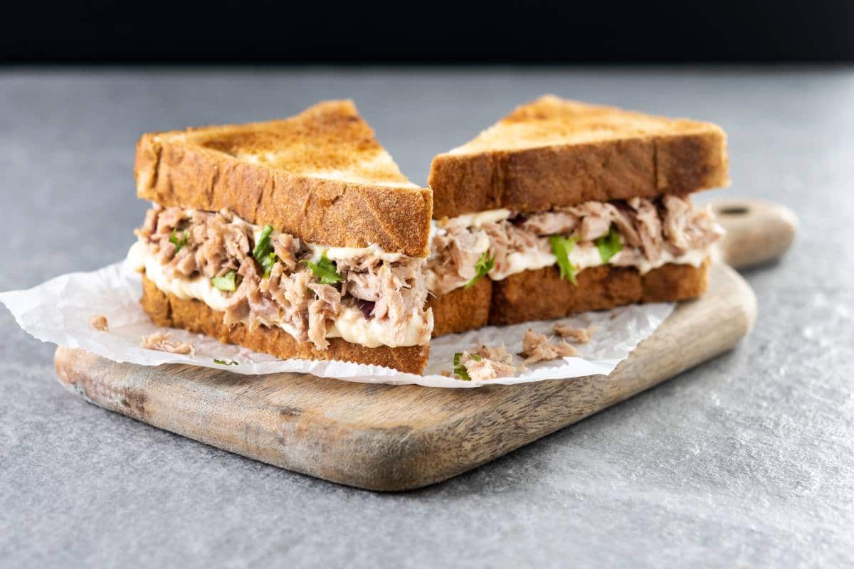 sándwich de atún en lata
