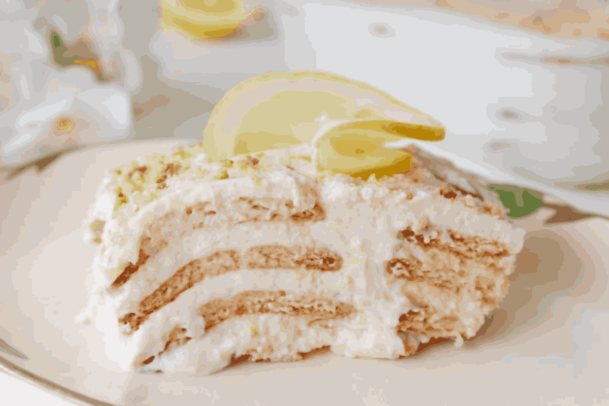 Una rebana de carlota de limón, postre sin horno