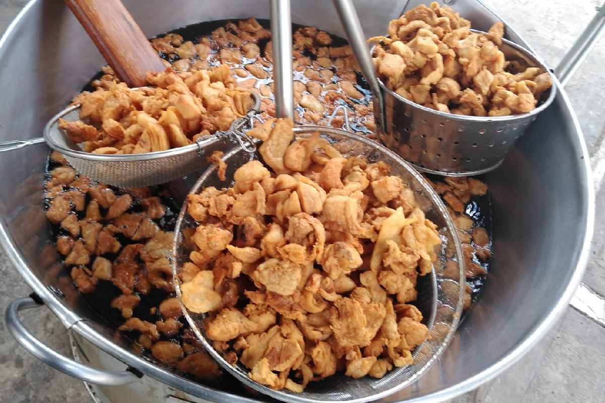 Cazo de carnitas de donde son sacados los tlalitos.