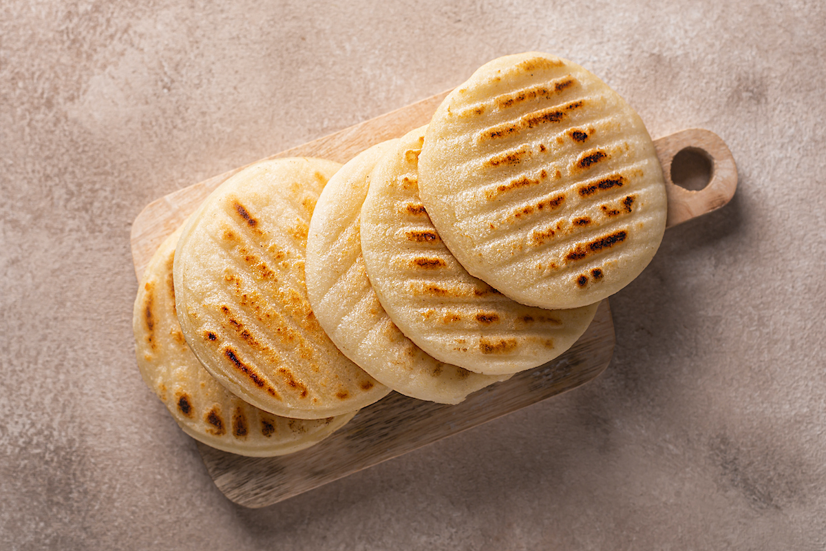 Cómo hacer arepas colombianas rellenas de queso 