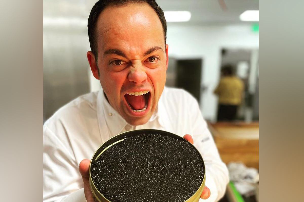 El chef mexicano Roberto Alcocer recibió su primera estrella Michelin por el trabajo destacado que desempeña en su restaurante Valle de Oceanside, ubicado en San Diego, California.