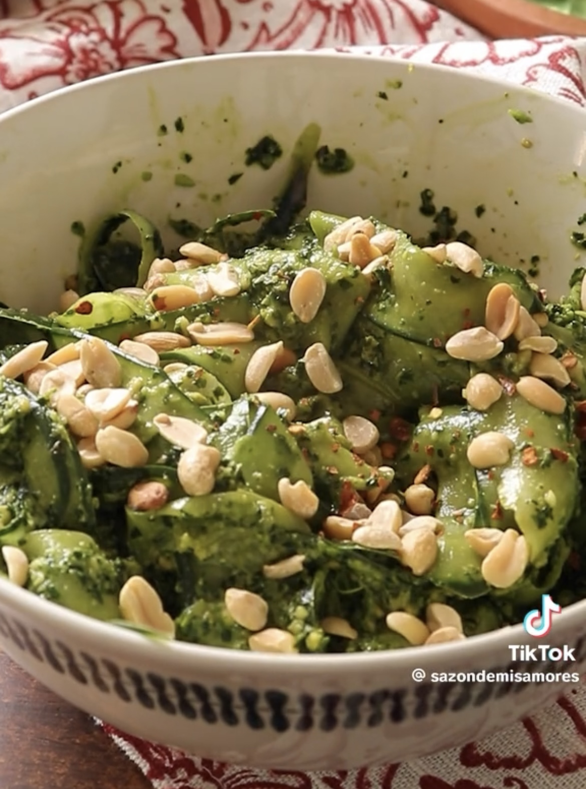 Ensalada de pepino y pesto de espinacas económica, para sobrevivir al final de quincena 