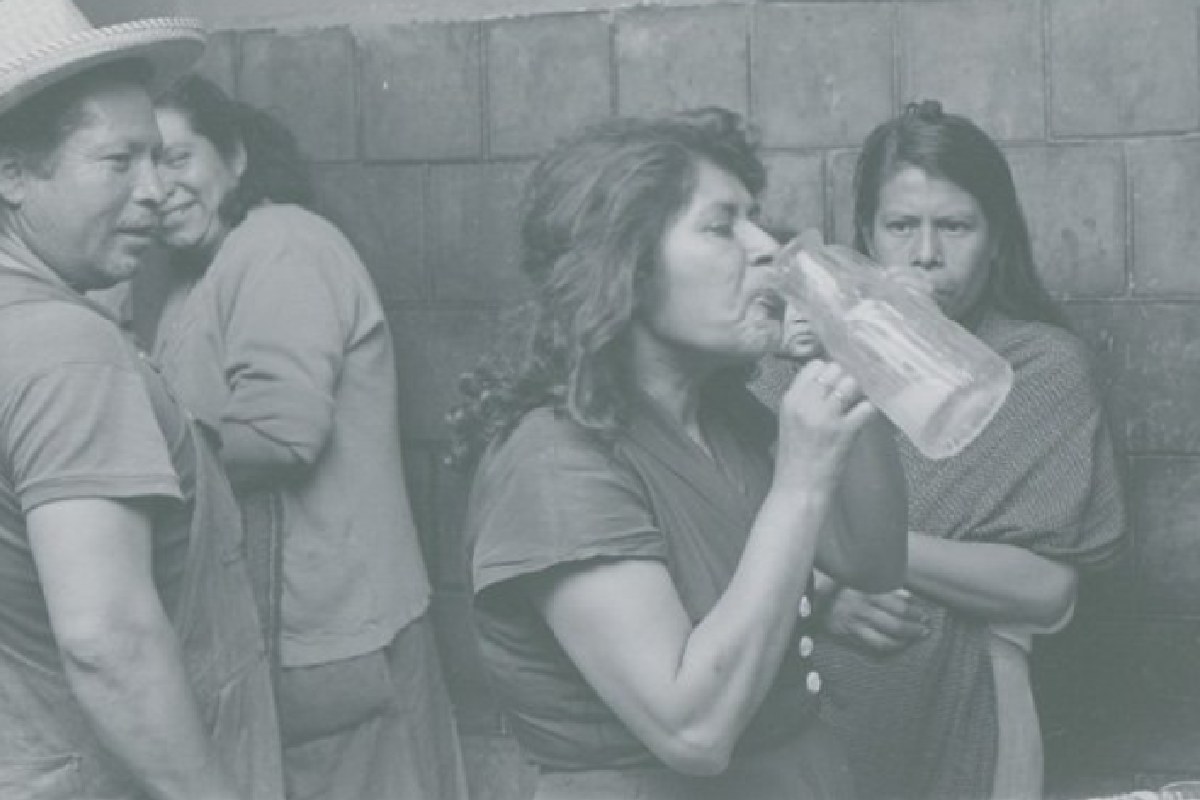 Mujer bebe pulque en una pulcata.