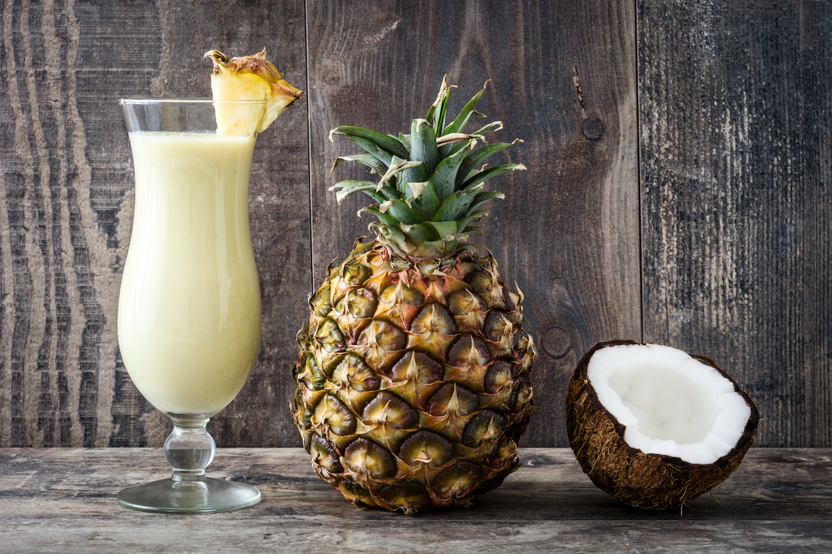 Piña colada con alcohol cocktail 