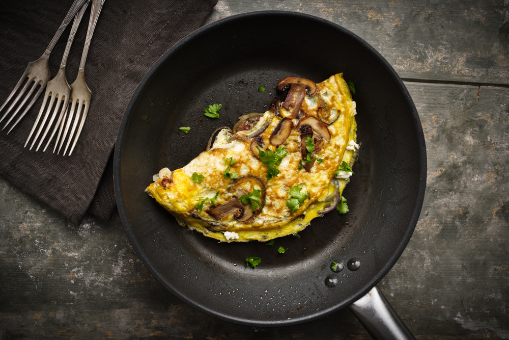 Omelette de espinacas y champiñones. Una receta con huevos para el desayuno