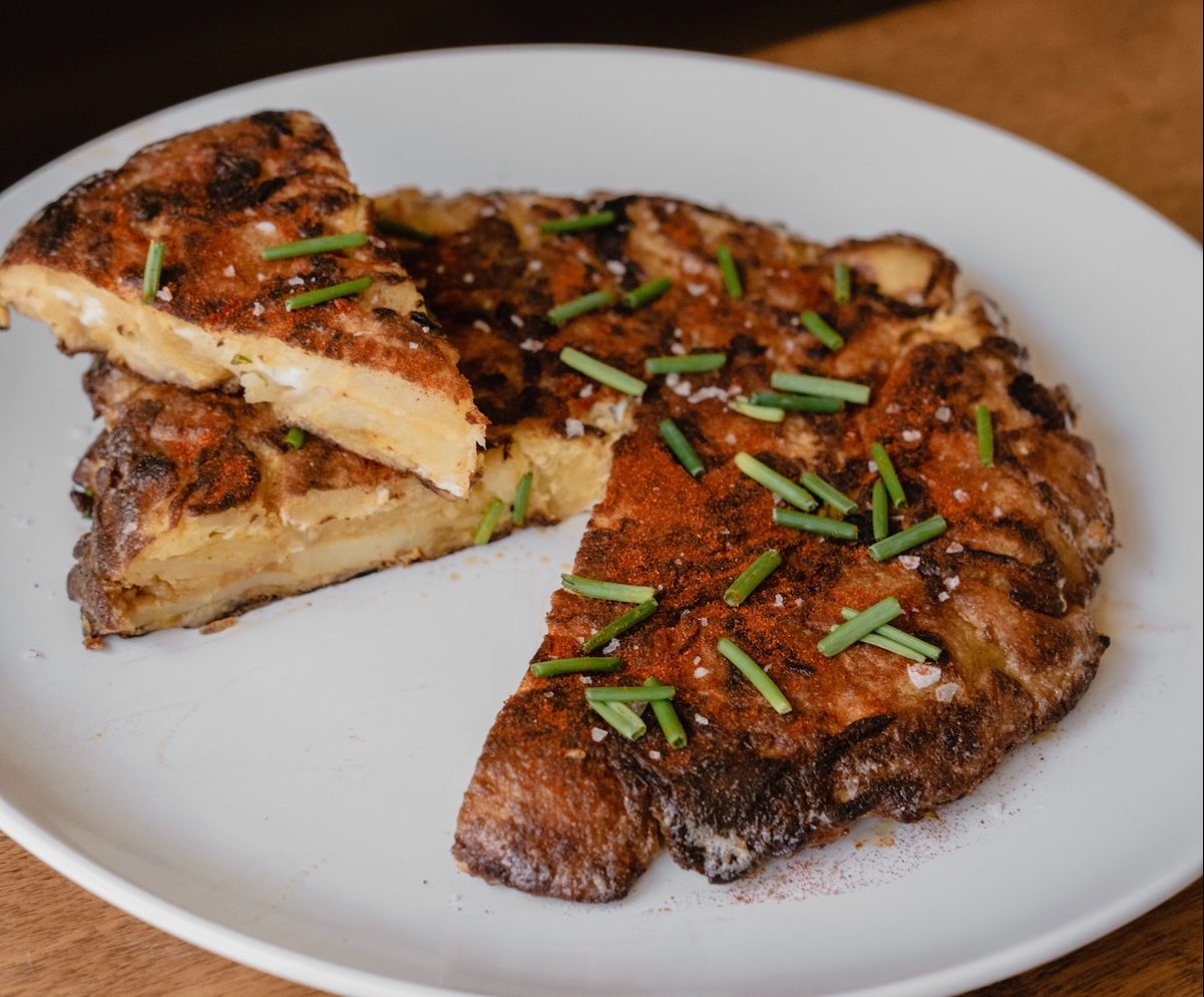 Tortilla española con papas y cebolla. Una receta con huevo para el desayuno clásica en españa