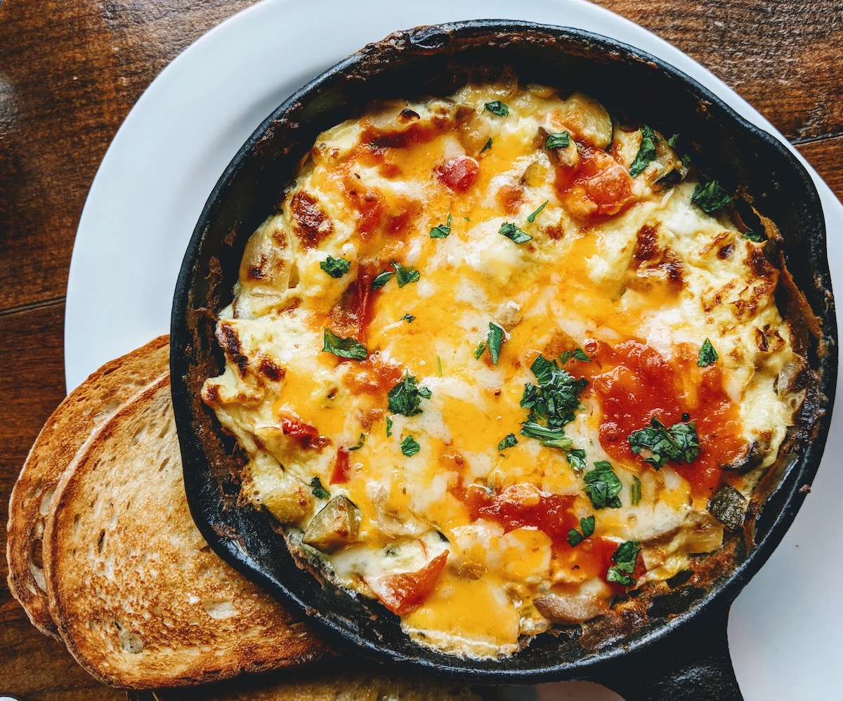 Receta con Huevos para el desayuno, huevos en cazuela con tomate y queso gratinado 