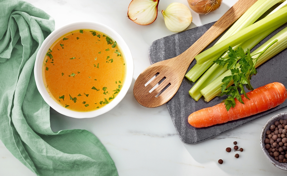 EL caldo de huesos y verduras es el secreto de las abuelitas para el sazón y la salud