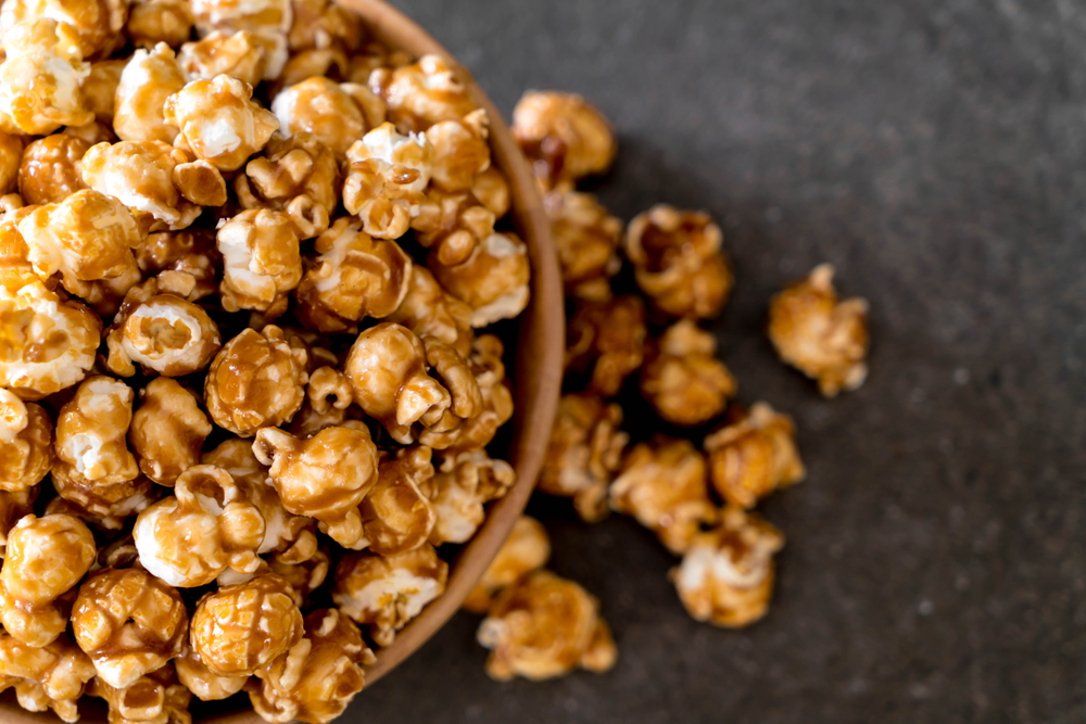 Cómo hacer palomitas acarameladas en casa para una tarde de películas