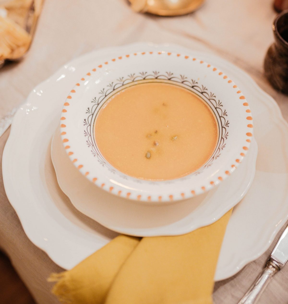 Sopa fría española de origen andaluz de color blanca y hecha de ajo con uvas blancas
