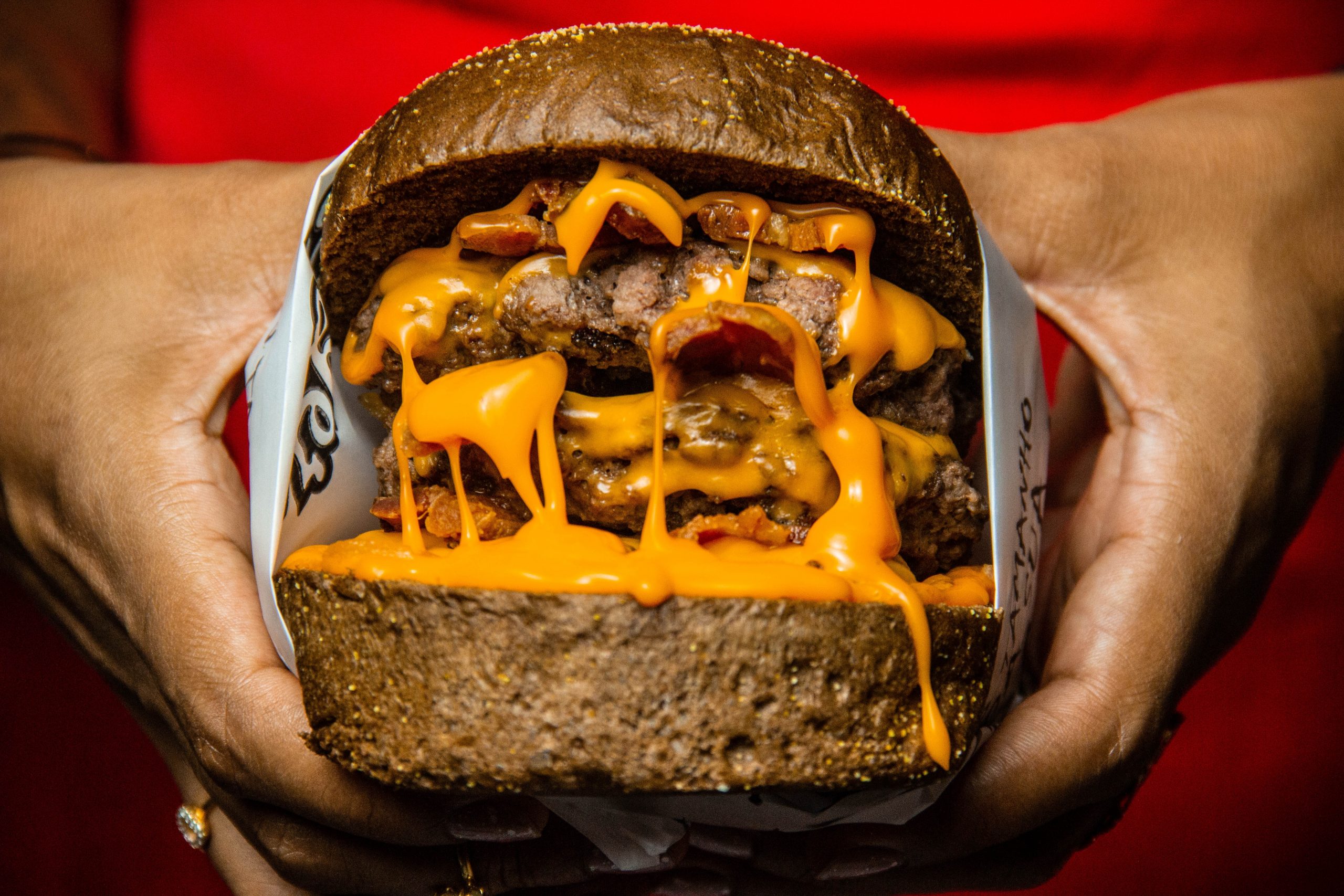 Hamburguesa con inyección de queso símbolo de la gourmetización