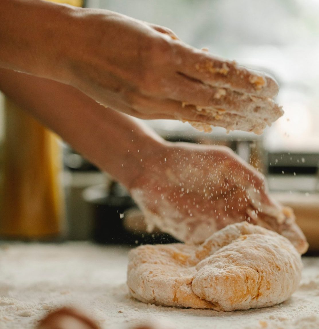 Amasando masa sable con harina