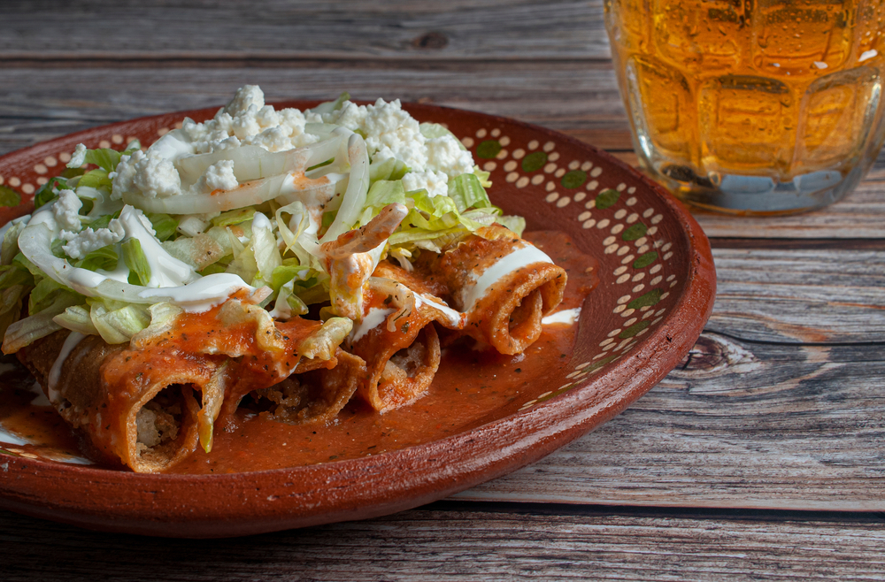Taquitos Dorados de Papa con Salsa Roja antojitos mexicanos