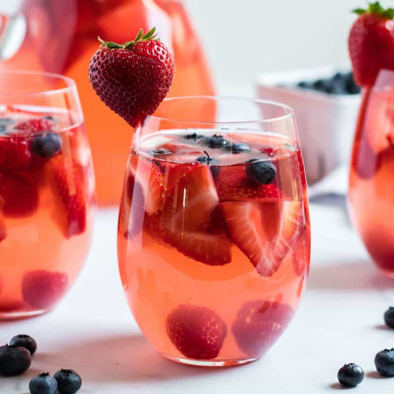 Sangria de frutos rojos y vino blanco