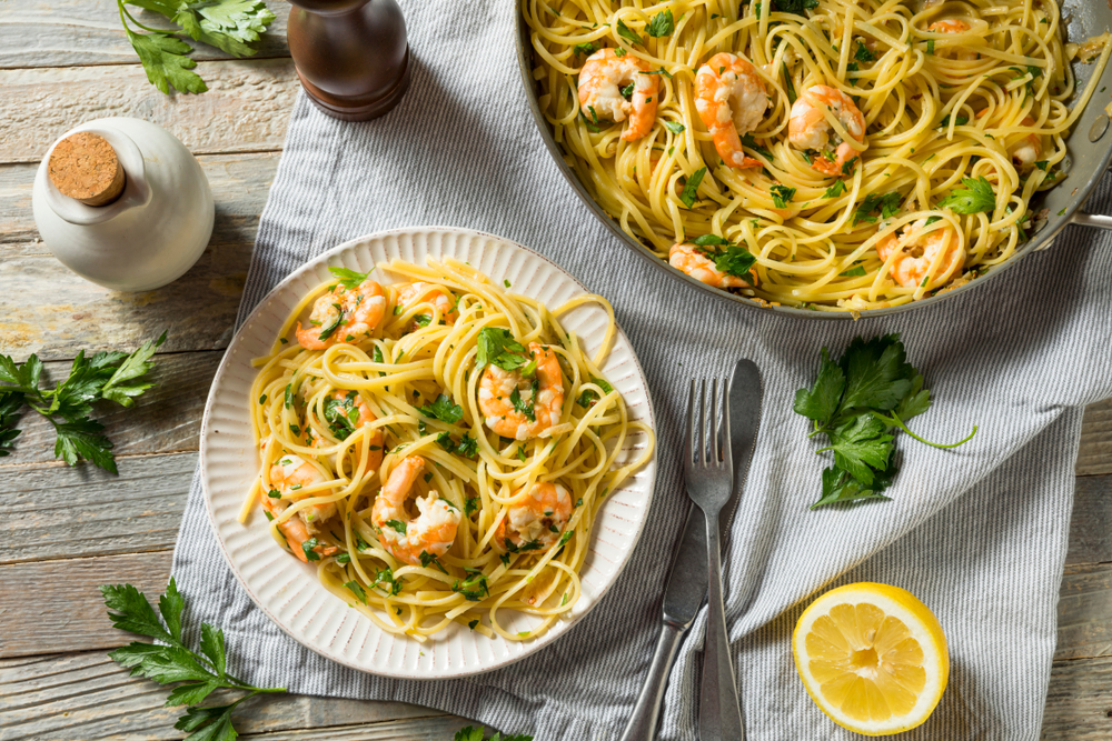 Espagueti al pesto de limón con camarones, receta elegante pero sencilla