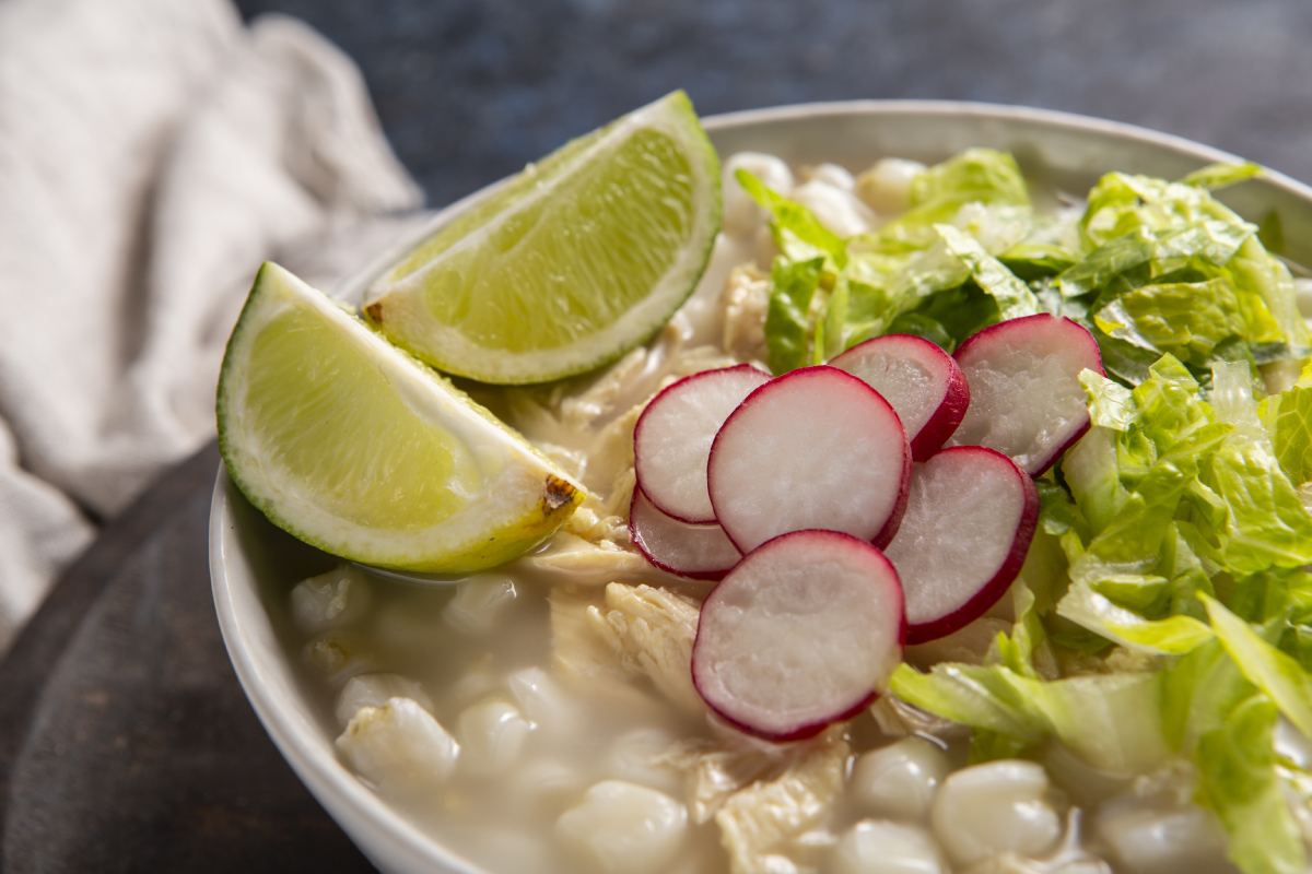 Aprende a limpiar maíz para preparar pozole blanco.