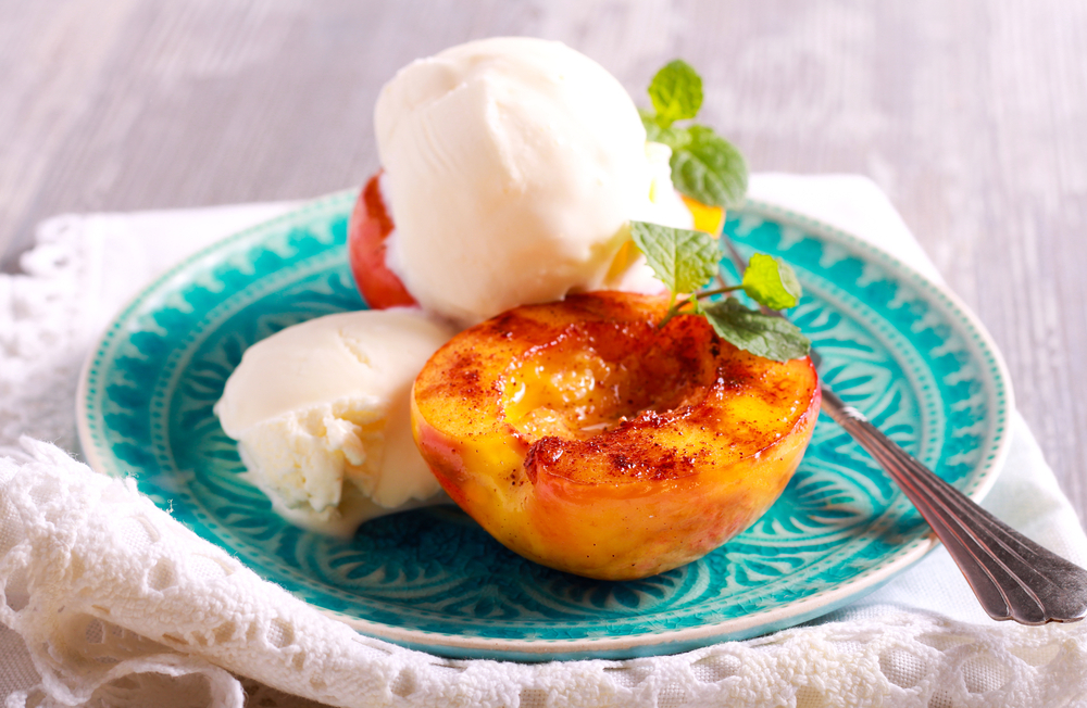 Esta receta de durazno asado con helado es uno de los postres con 3 ingredientes más deliciosos