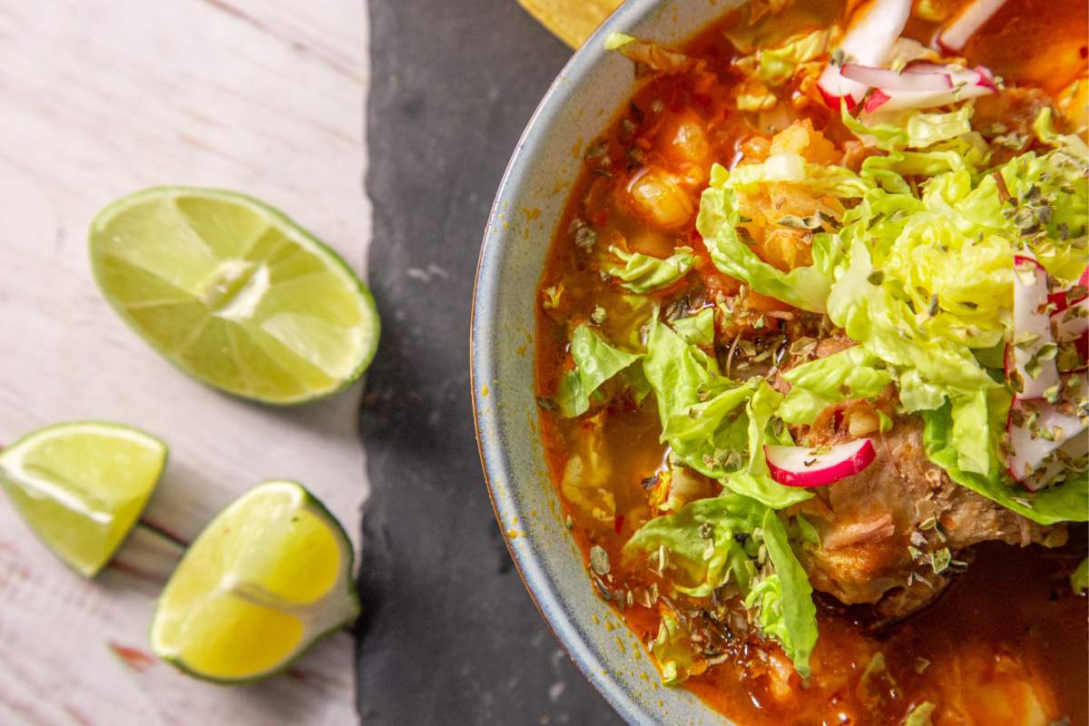 Receta de cómo hacer el pozole rojo.