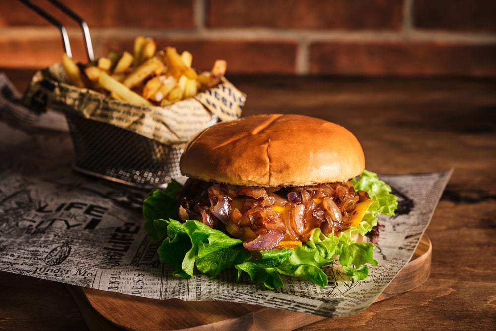 Ya sea para dar vida a tus sándwiches o hamburguesas, aprender a dominar la cebolla caramelizada es un paso esencial en el arte de la cocina