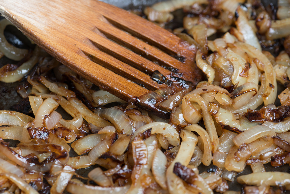 Te aconsejo siempre tener cebolla caramelizada a la mano, nunca sabes cuando podrás necesitarla. 