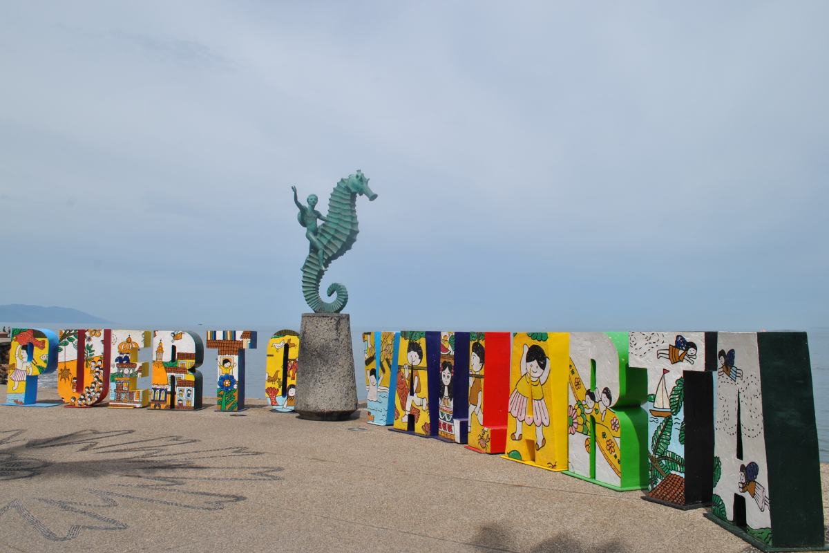 Letras de Puerto Vallarta, donde se produce la raicilla.