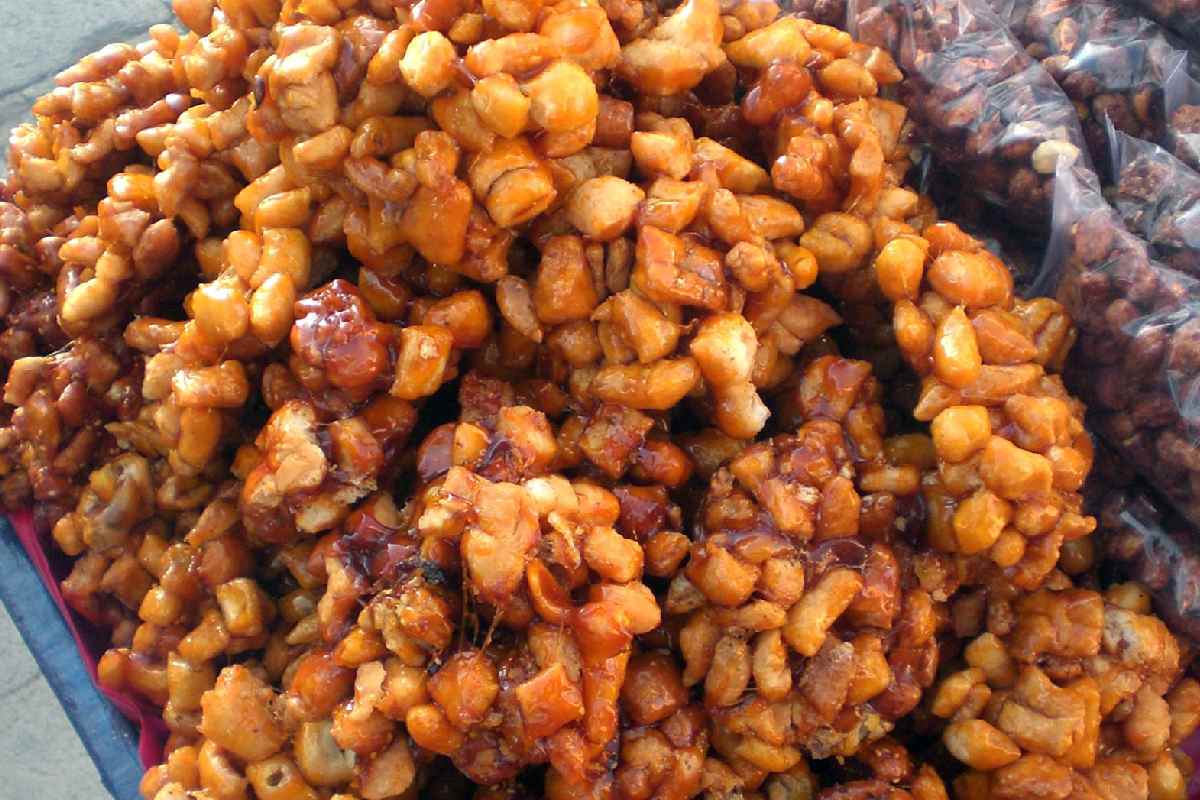 Los muéganos son un dulce preparado con una masa similar a la de los buñuelos, del que existen diversas versiones en algunos estados de la república mexicana.