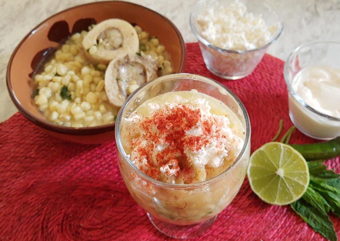 Los esquites con tuétano son una de las versiones más munchosas de recetas de esquites.