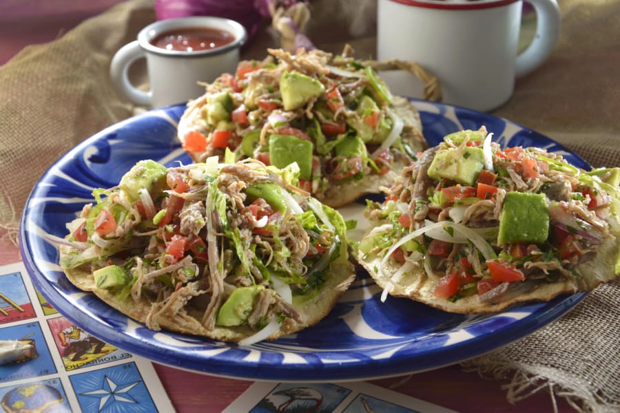 Tostadas de salpicón, una de las recetas de guisado para tostadas clásicas. / Foto: Shutterstock