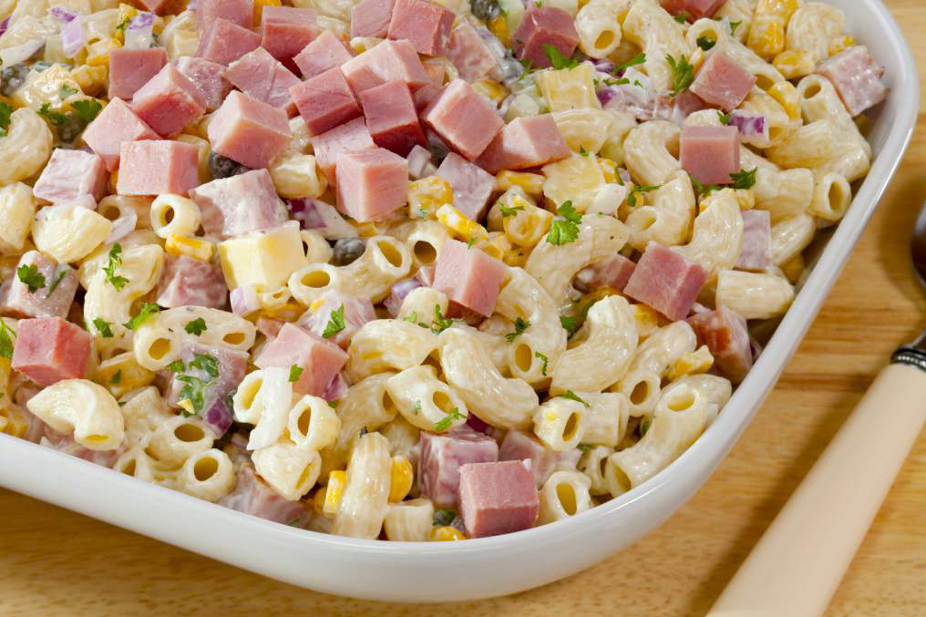 Sopa fría de coditos con mayonesa y jamón es una receta que te salvará en cualquier aprieto