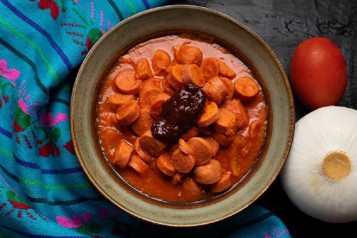 Te decimos cómo preparar salchichas a la mexicana con chipotle.