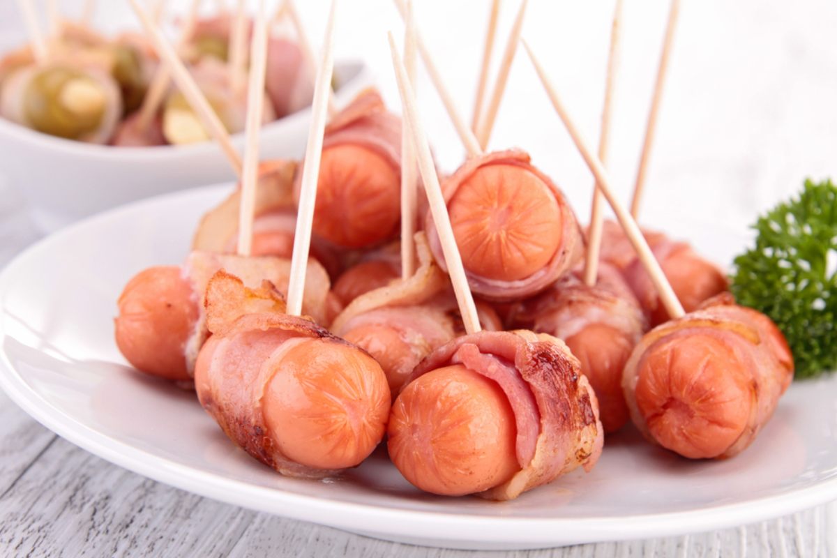 Salchichas con tocino para botanear.