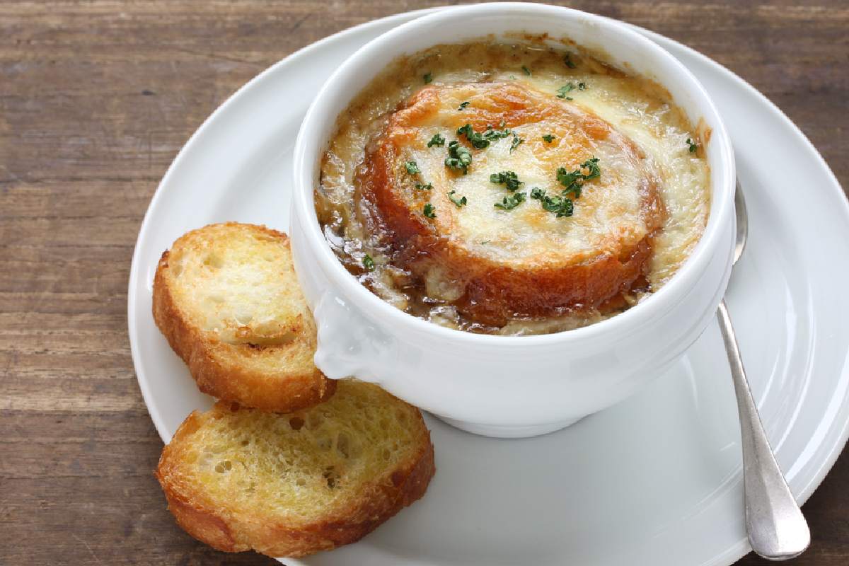 Una buena sopa de cebolla de París siempre tendrá vino blanco.