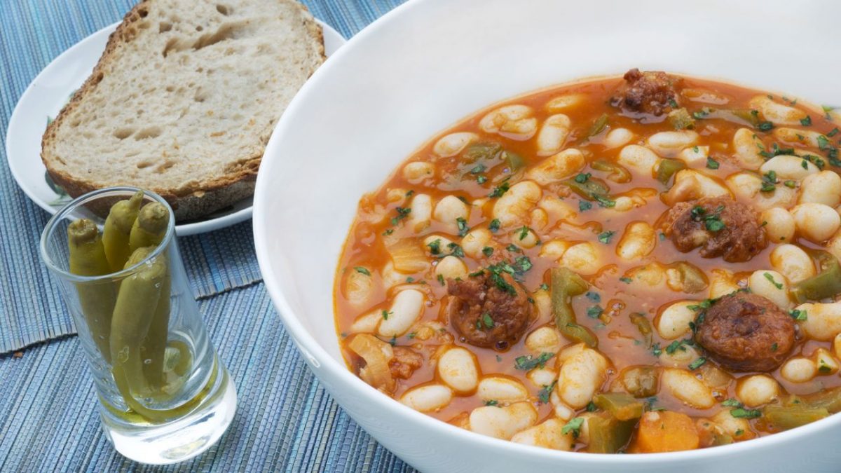 la clásica receta de alubias con chorizo