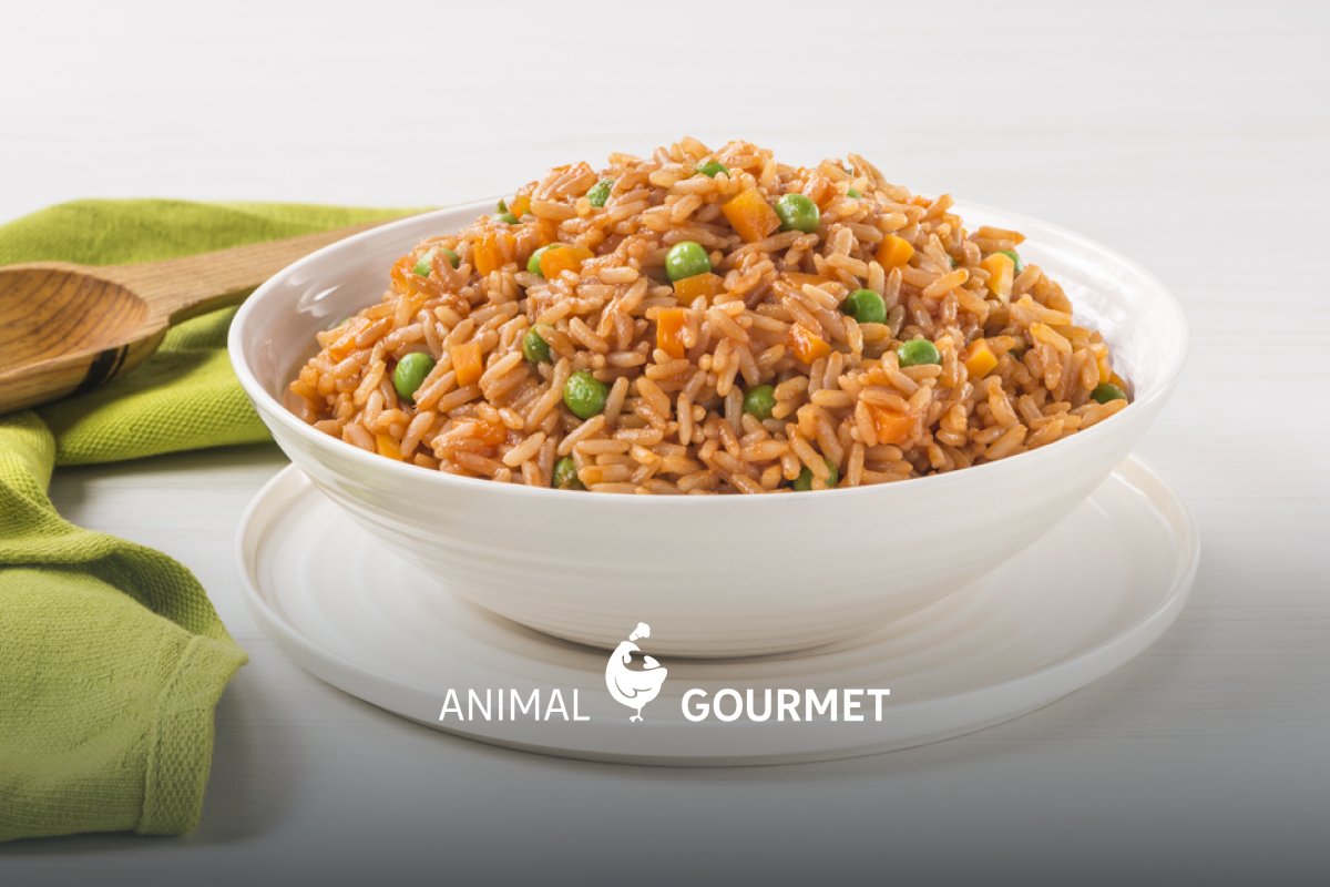 El arroz rojo o arroz a la mexicana se le conoce por el color que le dan sus ingredientes; jitomate, chicharo y zanahoria.