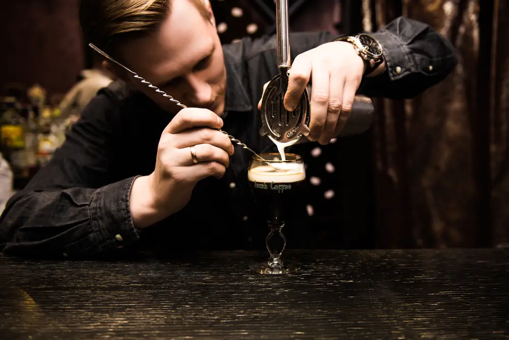 Bartender haciendo Café Irlandés