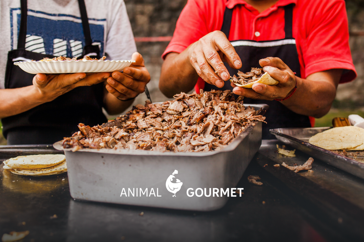 De la preparación de las carnitas de cerdo se obtiene la manteca.