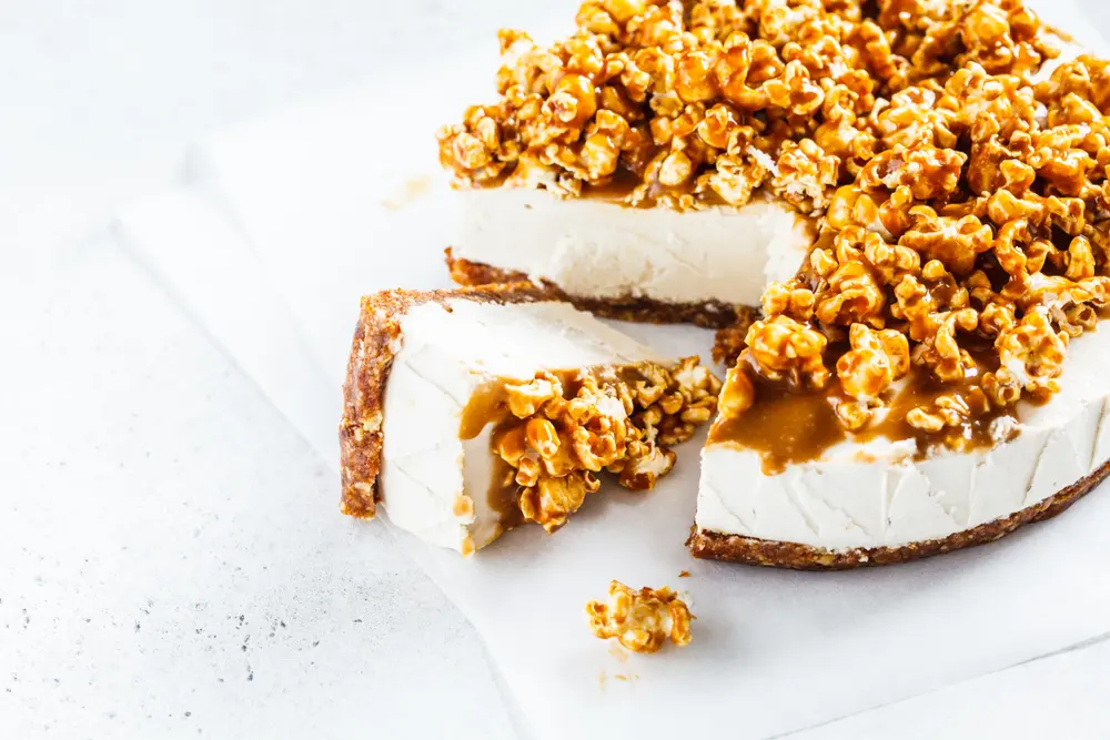 Cheesecake de elote sin horno con palomitas acarameladas